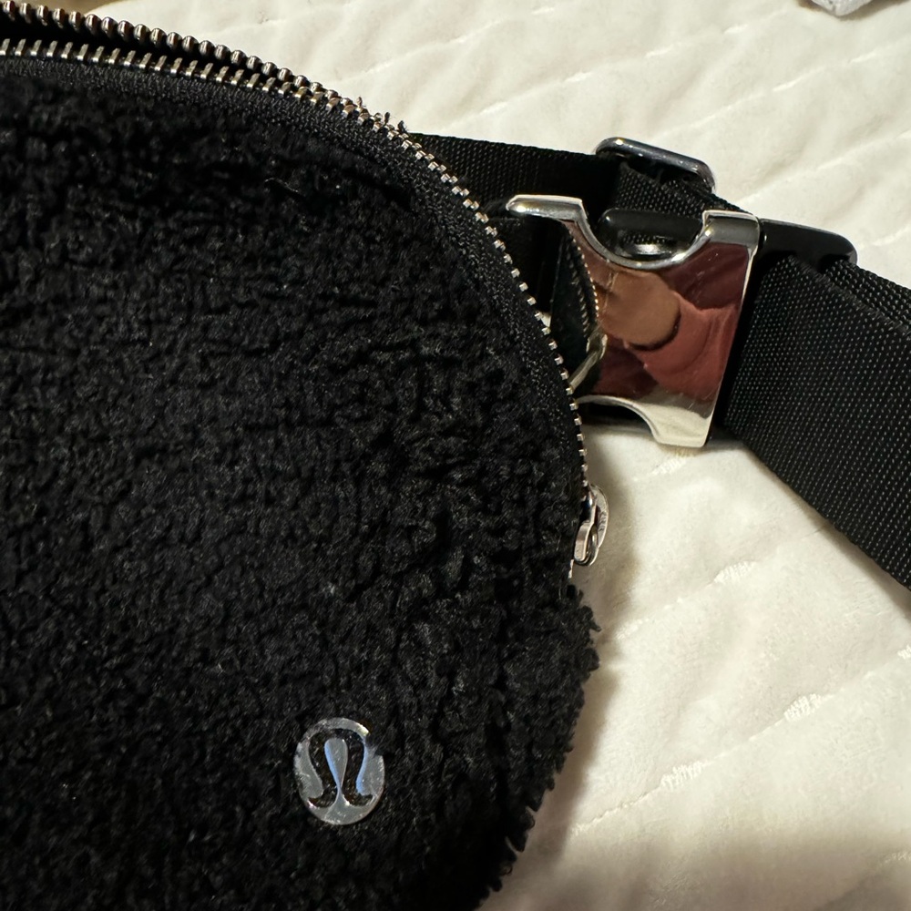 Lululemon Sherpa belt bag - Picture 3 of 5
